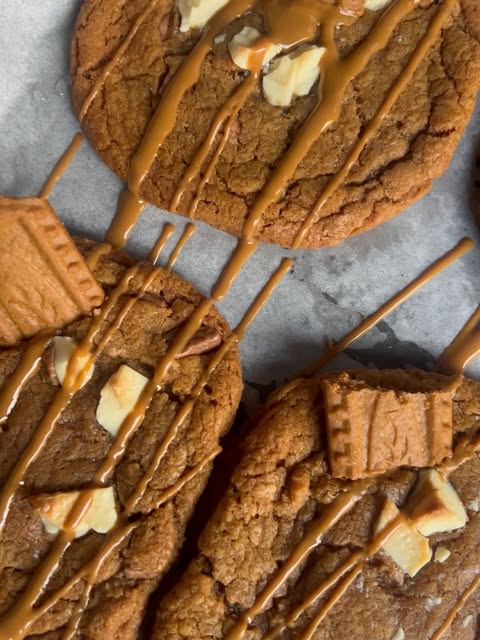 Caitlins Biscoff-cookies met witte chocolade en Biscoff-topping